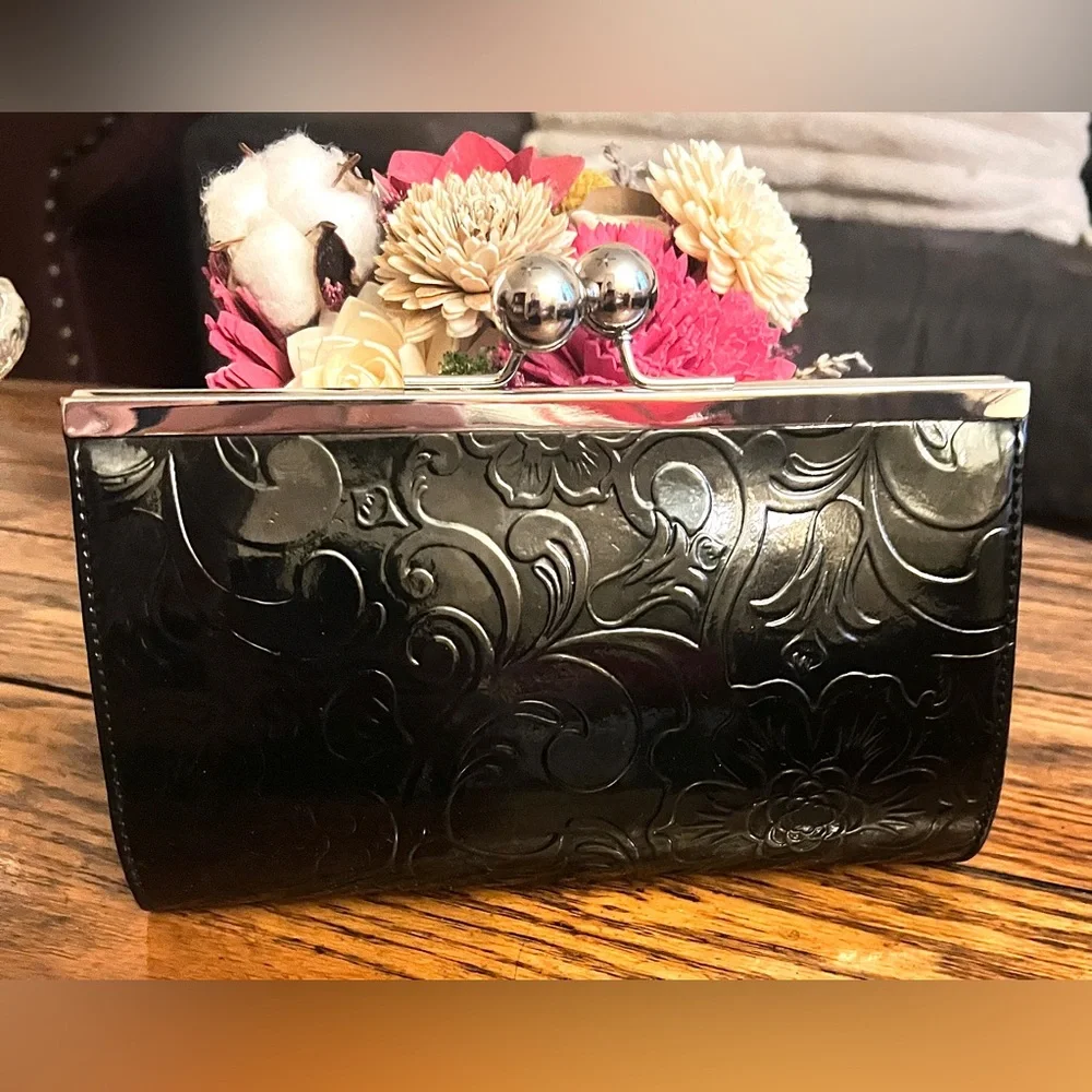 Rare Baekgaard Black Floral Print Patent Leather Kiss Lock Clutch Purse EUC💫